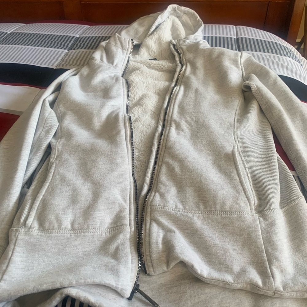 Eddie Bauer size small women’s jacket. 60% cotton 40% polyester, faux fur lining